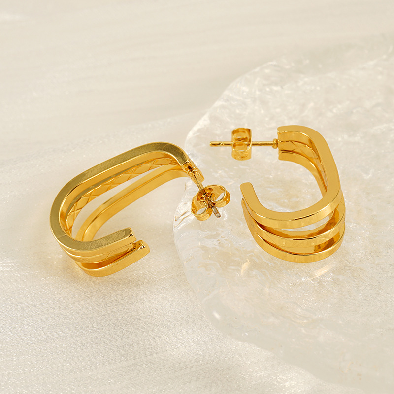 Diseño de nicho retro europeo y americano de alta gama, tiras de acero de titanio chapadas en oro y no decoloradas, pendientes irregulares de múltiples capas, pendientes para mujer