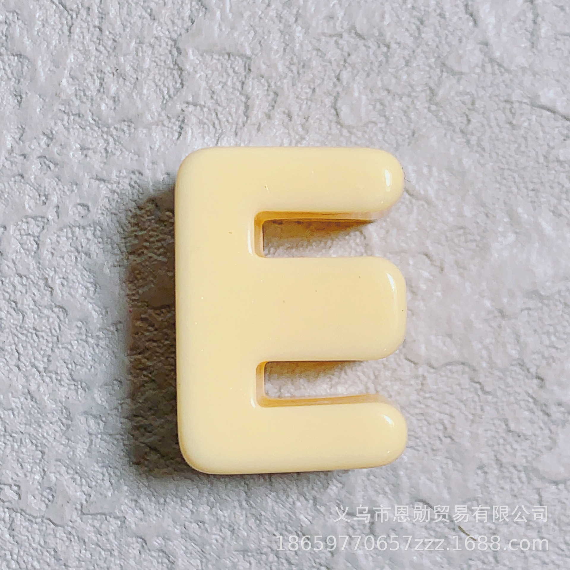E (beige)