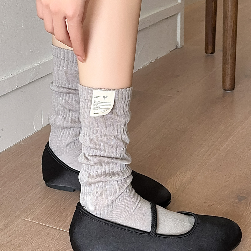 Etiqueta de tela gris pila de calcetines espuma de calcetines de estilo coreano estilo general calcetines de moda de color sólido al por mayor