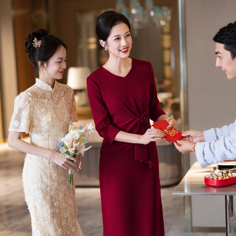 New Style Wedding Banquet Dress for the Mother-In-Law, Young and Fashionable Burgundy Mother-In-Law Suit, Slimming Retro High-End Dress New Style Wedding Banquet Dress for the Mother-In-Law, Young and Fashionable Burgundy Mother-In-Law Suit, Slimming Retro High-End Dress