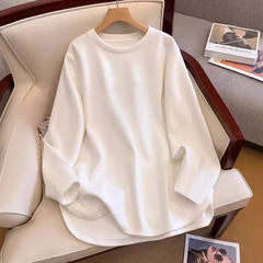 中長のアーチ形の裾の正肩の長袖のtシャツの女性の春と秋冬の中で底のシャツを掛けて毛を磨いてゆったりしていて痩せている上着を現します。