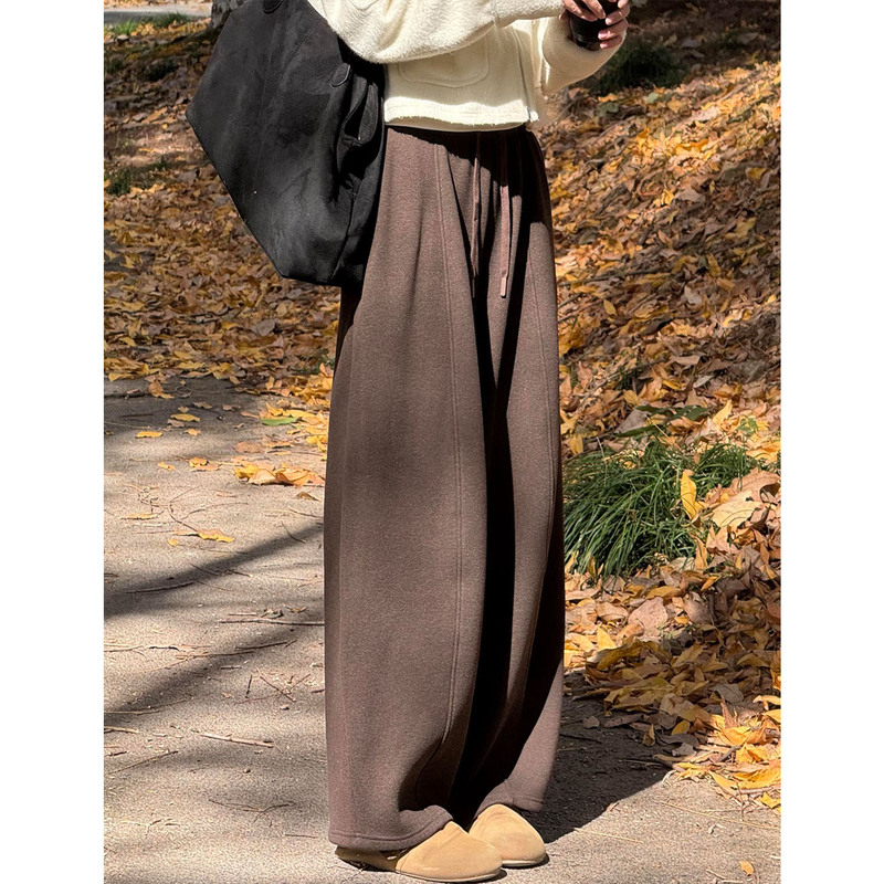 Coffee-Colored Fleece-Lined Mid-Waist Mochi Velvet Curved Pants for Women, Autumn/Winter 2025, High-Waisted, Slimming, Relaxed Drape, Wide-Leg Banana Pants Coffee-Colored Fleece-Lined Mid-Waist Mochi Velvet Curved Pants for Women, Autumn/Winter 2025, High-Waisted, Slimming, Relaxed Drape, Wide-Leg Banana Pants