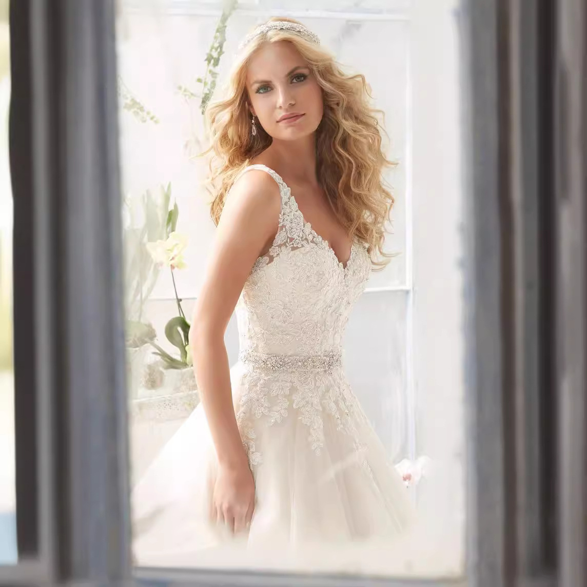 New Wedding Dress Export Trailing Wedding Dress Deep V Large Size Lace Slim Bridal Wedding Dress Slimming Look 2025 Summer