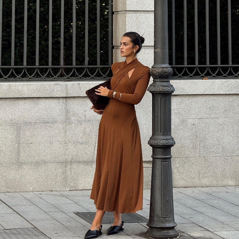 2024 otoño de Europa y América ropa de mujer nueva moda transfronteriza temperamento elegante y delgado color sólido cuello colgante vestido de manga larga image 1