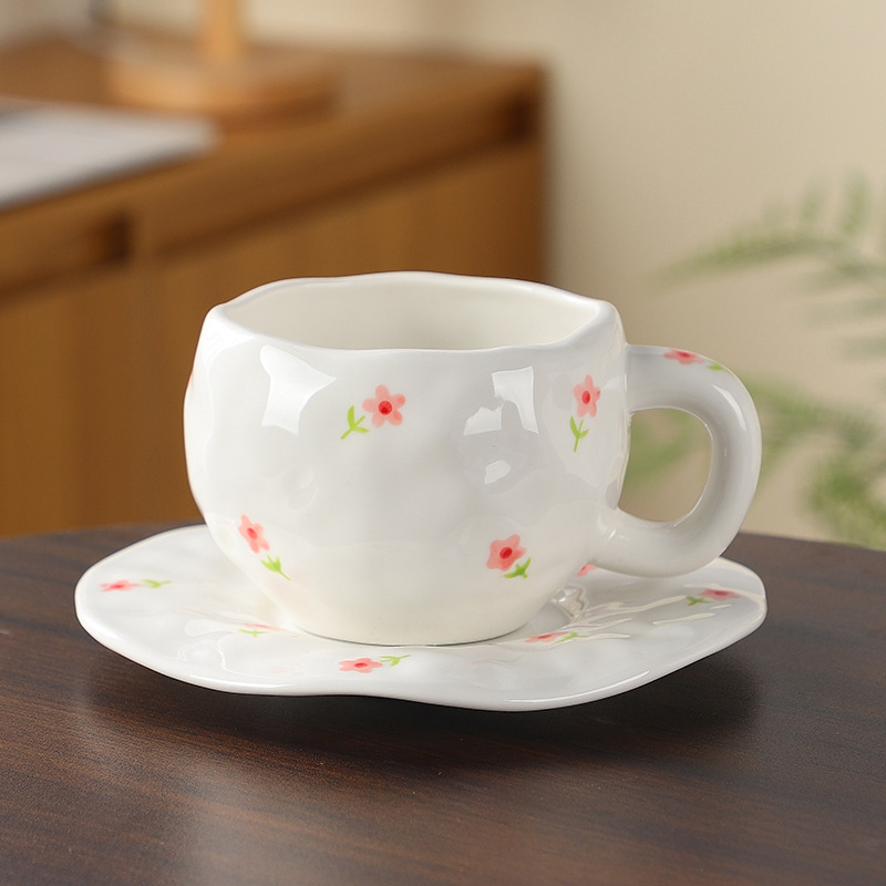 Estilo coreano inswind mano flor cerámica taza de café y plato conjunto taza de té de la tarde pequeñas flores pintadas a mano taza un plato