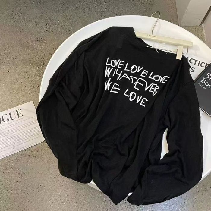 韓国の夏のファッショナブルな斜め襟フォームレタープリントレイジー長袖Tシャツ日焼け止めシャツ女性用ルーズオフショルダートップ|undefined