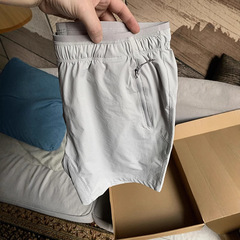 グレーの伸縮性のある速乾性ショーツメンズ夏クール通気性ジッパーポケットパンツアウトドアバスケットボールスポーツパンツ
