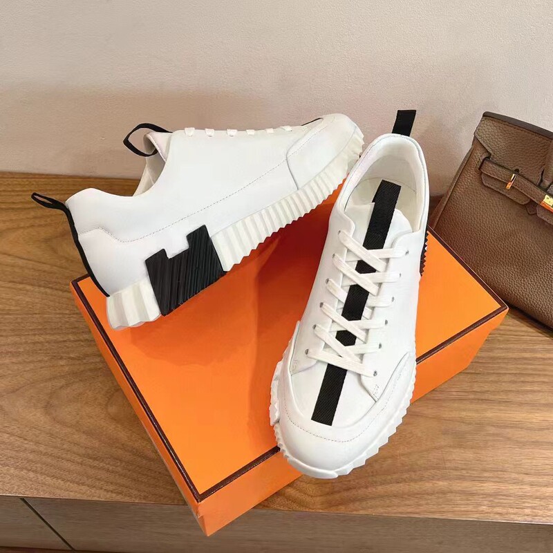 2026H Men's Shoes in Stock for Immediate Delivery, Casual Sports Shoes with a Light Luxury and High-End Feel, Round-Toe, Wear-Resistant, Genuine Leather, Couple's Style
