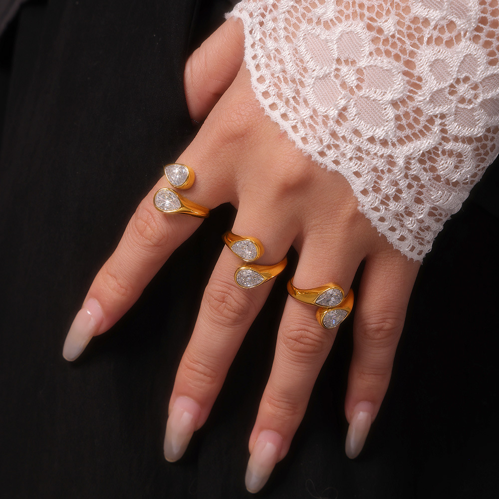 Anello aperto in acciaio al titanio con doppia goccia d'acqua e zircone quadrato 3A, colore PVD conservato, da donna_voghion.com