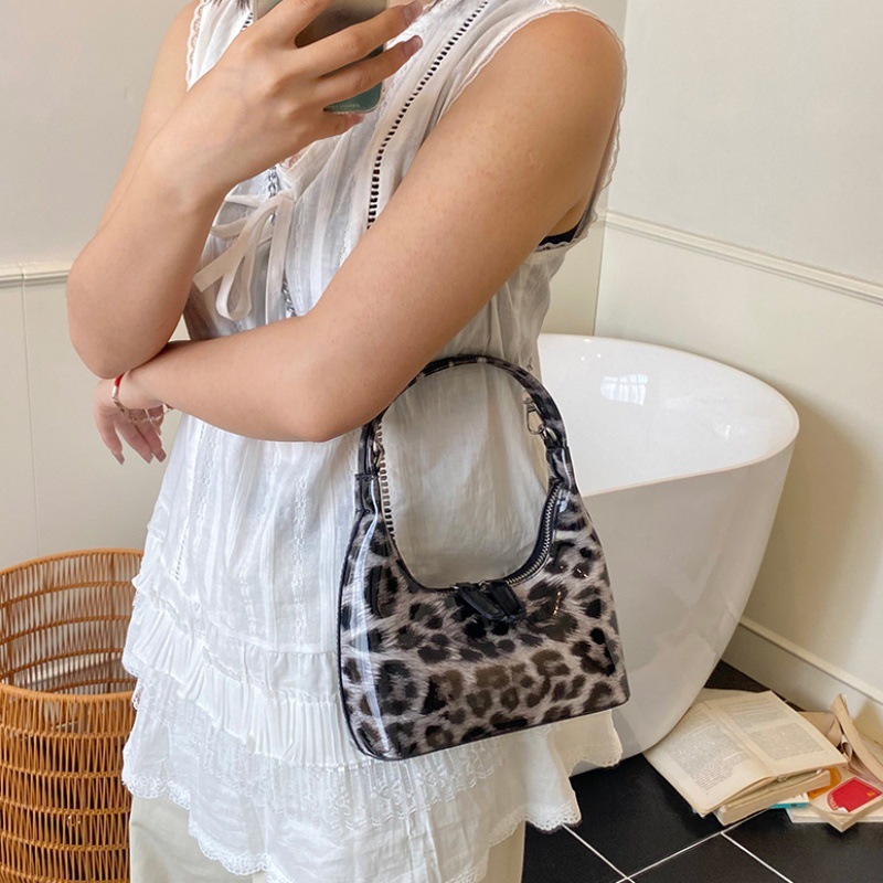 Bolso de alta calidad con textura 2025 verano nuevo bolso femenino retro con estampado de leopardo bolso de hombro charol brillante bolso de mensajero marea