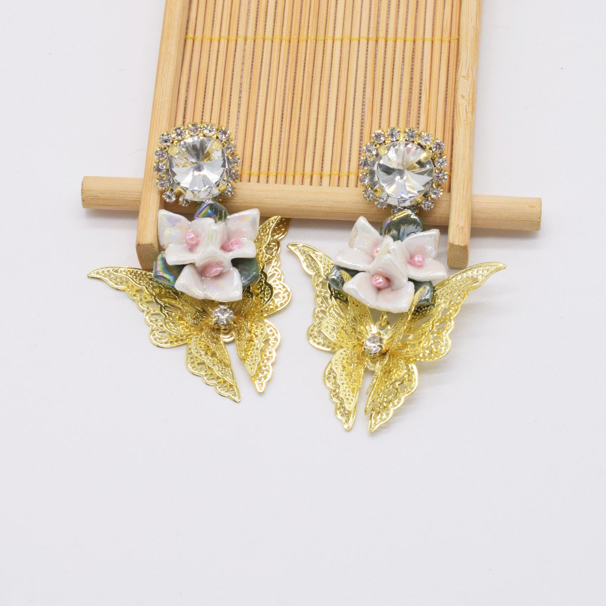 Boucles D&#39;oreilles Rétro En Métal Avec Papillon Creux Et Fleur De Diamant display picture 4