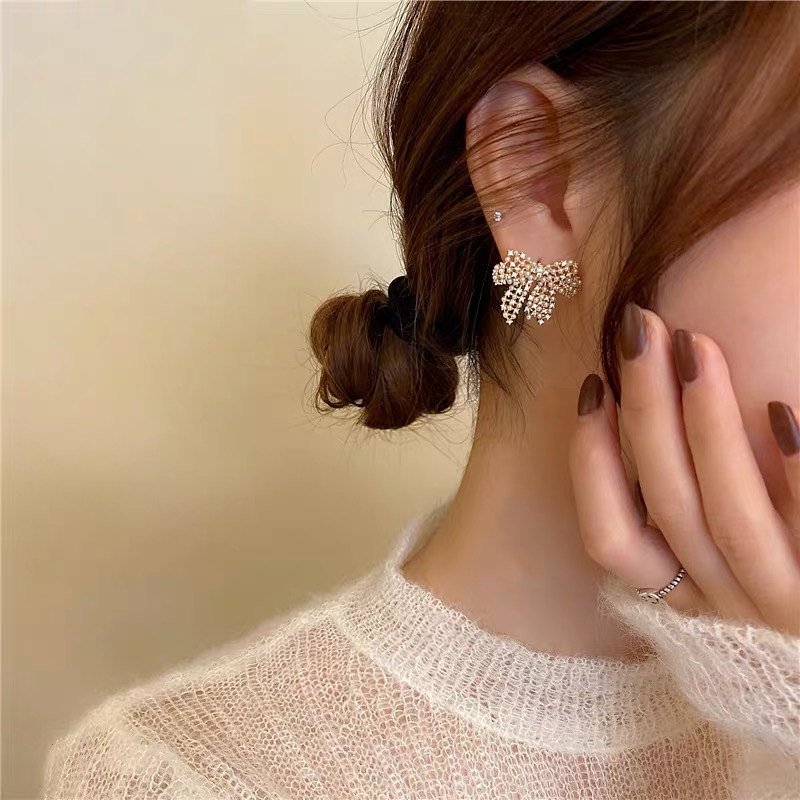 Exquisite Pearl Bow Earrings display picture 3