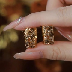 万能なヴィンテージ風フルダイヤモンドサークルイヤリング、女性用軽奢高級感ゴールドサークルイヤリング、絶妙なイヤーアクセサリー