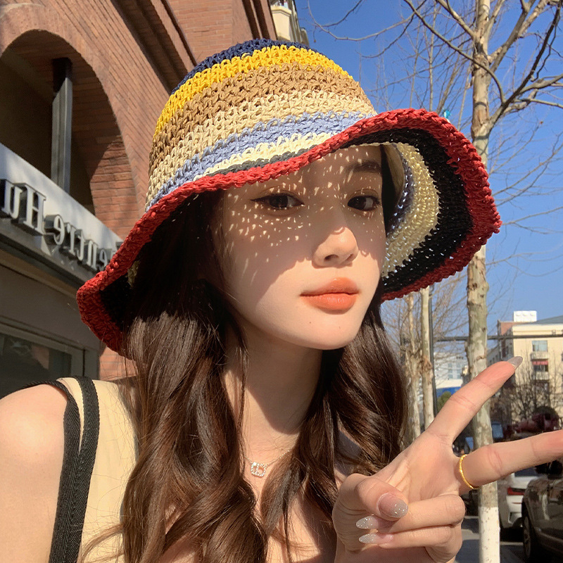 帽子の女性の夏の日よけは顔を遮ります。|undefined