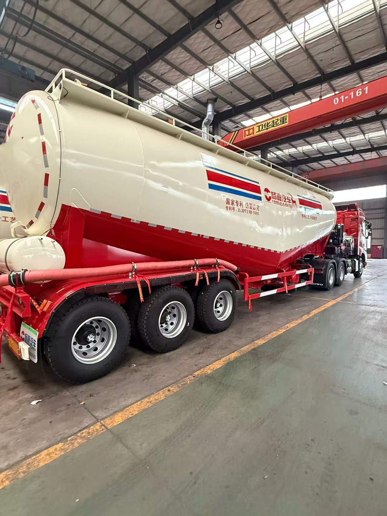 Factory Direct Supply of Bulk Cement Transport Tank Truck 45 Cubic Tank Semi-Trailer Powder Particle Transport Tank Can Be Cross-Border