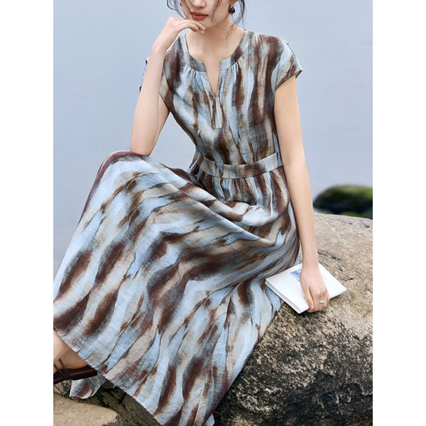 The new flowing and elegant smudge printed V-neck dress for Xiaowu…