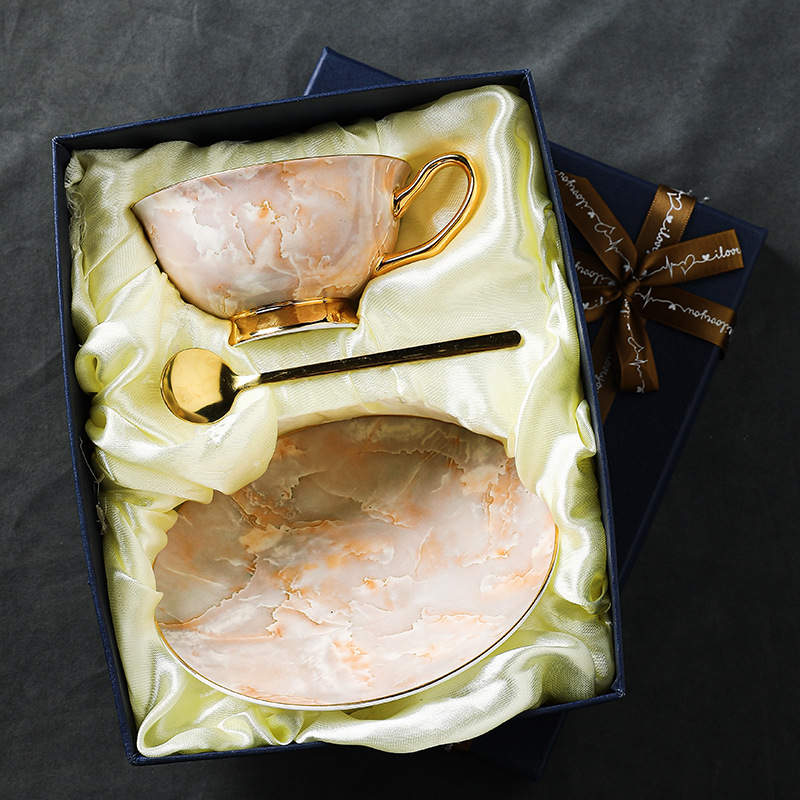 Cerámica Retro de porcelana de hueso de alto valor Juego de taza de café de estilo europeo Juego de té de la tarde Caja de regalo Taza de té de alta calidad Taza y platillo