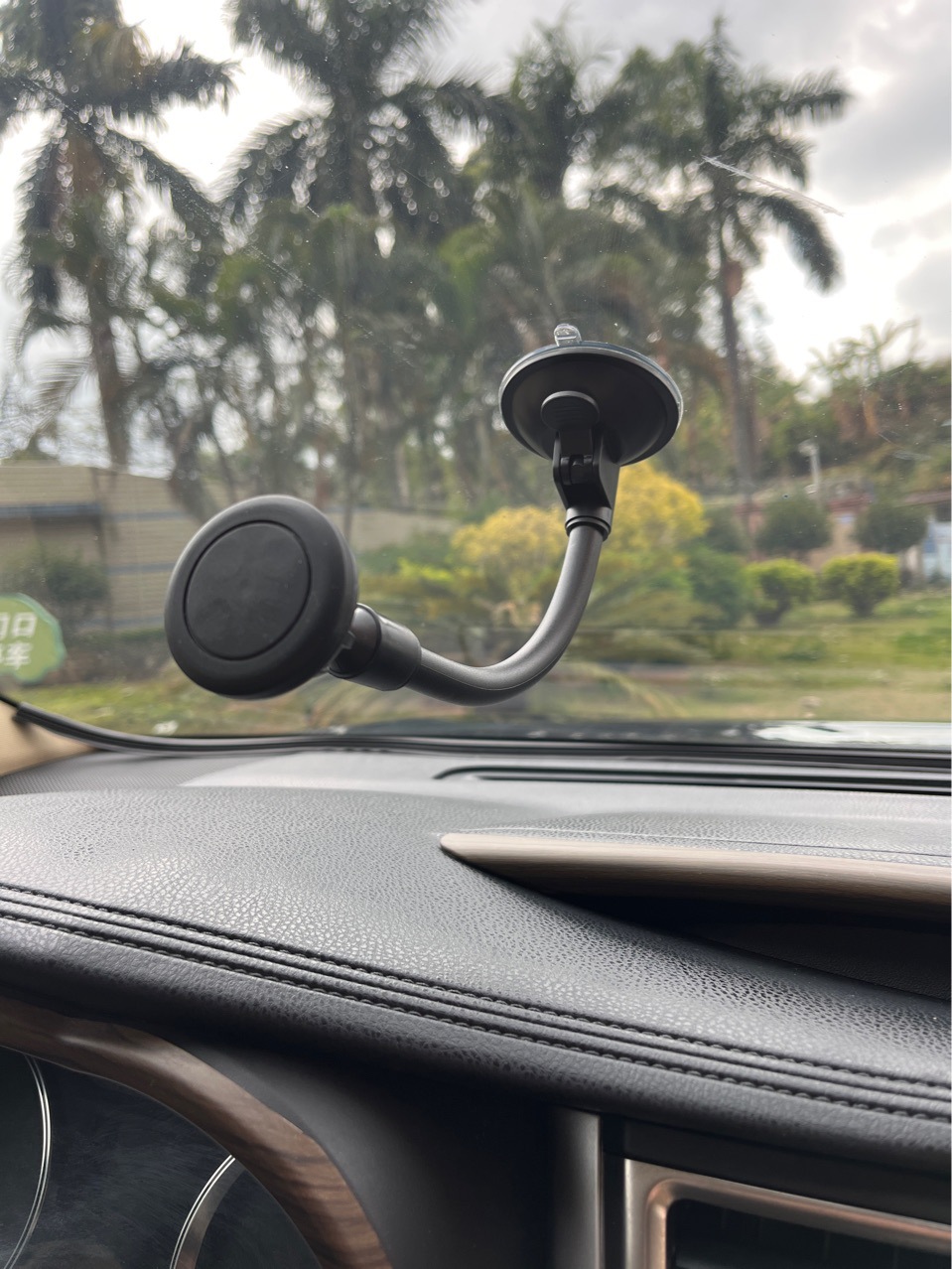 Multifunctional hose suction cup magnet car mobile phone holder universal navigation car supplies magnetic suction car holder factory