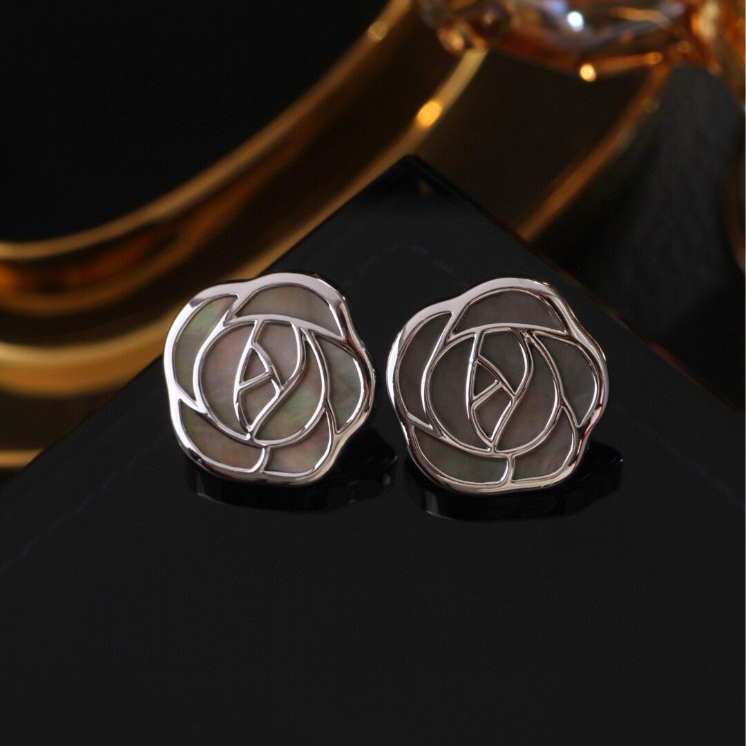 《高版本不掉色18k金厚度0.05+電泳+拋數++4》優雅貝母玫瑰耳環