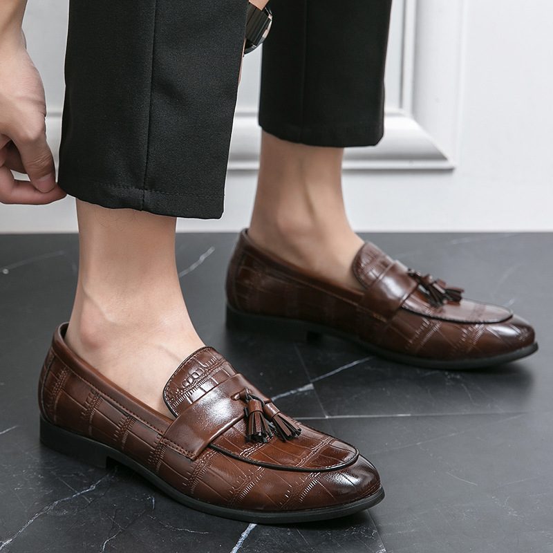Hombres de tamaño grande con bordas en relieve zapatos de cuero de comercio exterior de tamaño 46 zapatos de hombre 2024 primavera y otoño británicos zapatos de cuero de punta image 1