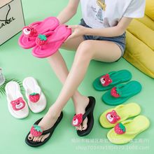 拖鞋eva防臭拖鞋踩屎感家用夏季时尚卡通爆款草莓熊人字拖厂家批