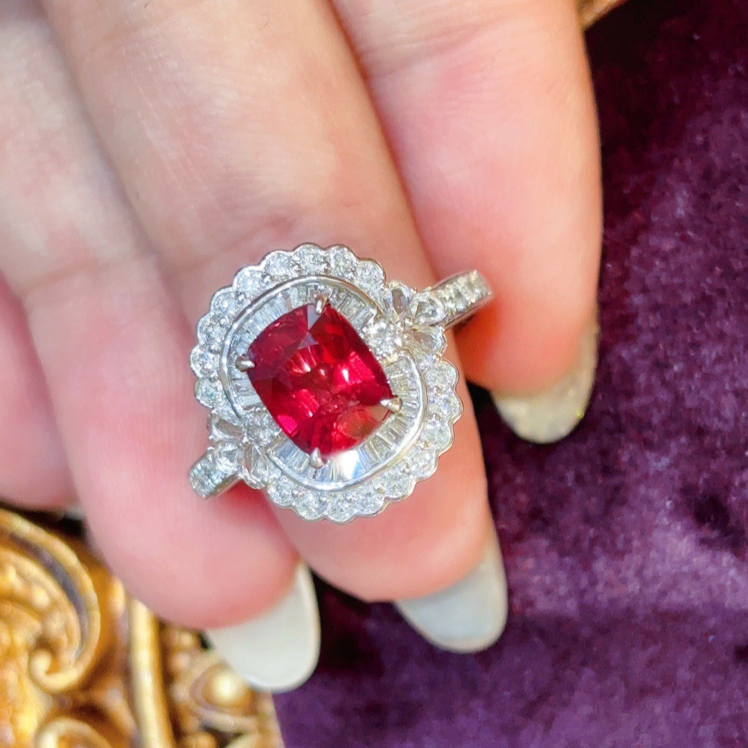 Organic ruby classic ring with stone