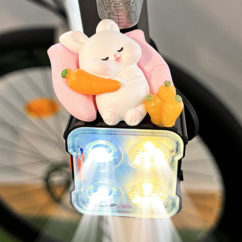 自転車ライトのヘッドライトの強い光の夜はテールライトに乗ります。|undefined