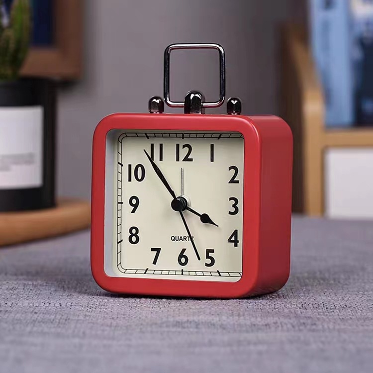 Directo de fábrica de moda simple cuadrado de plástico retro pequeño reloj de alarma dormitorio de noche mudo despertador electrónico