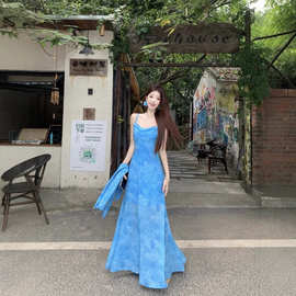 度假风吊带连衣裙女2026夏季新款法式气质收腰显瘦中长款百搭裙子