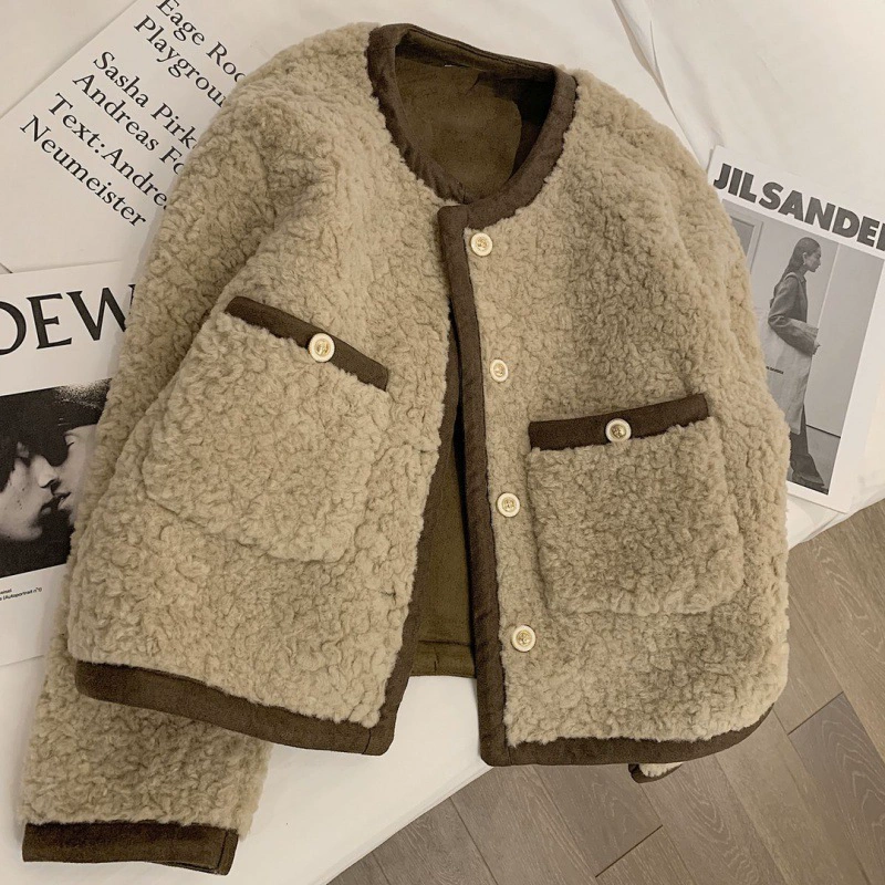 Демисезонная бархатная куртка в стиле Chanel