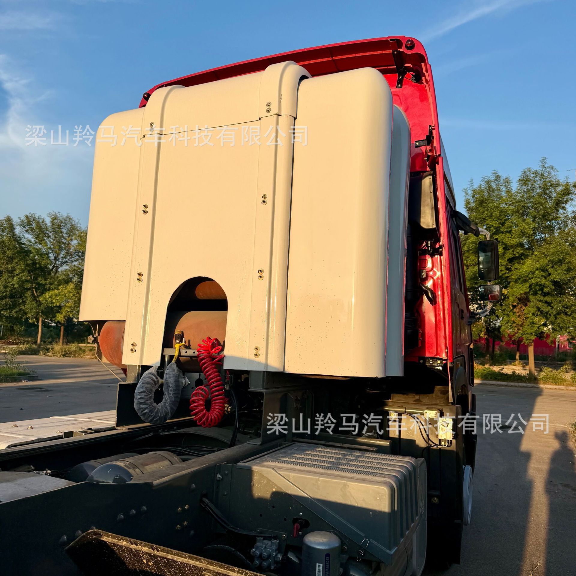 Supply of Sinotruk HOWO6X4 tractor heads, semi-trailer heavy-duty trailer heads, container truck heads with 420 horsepower