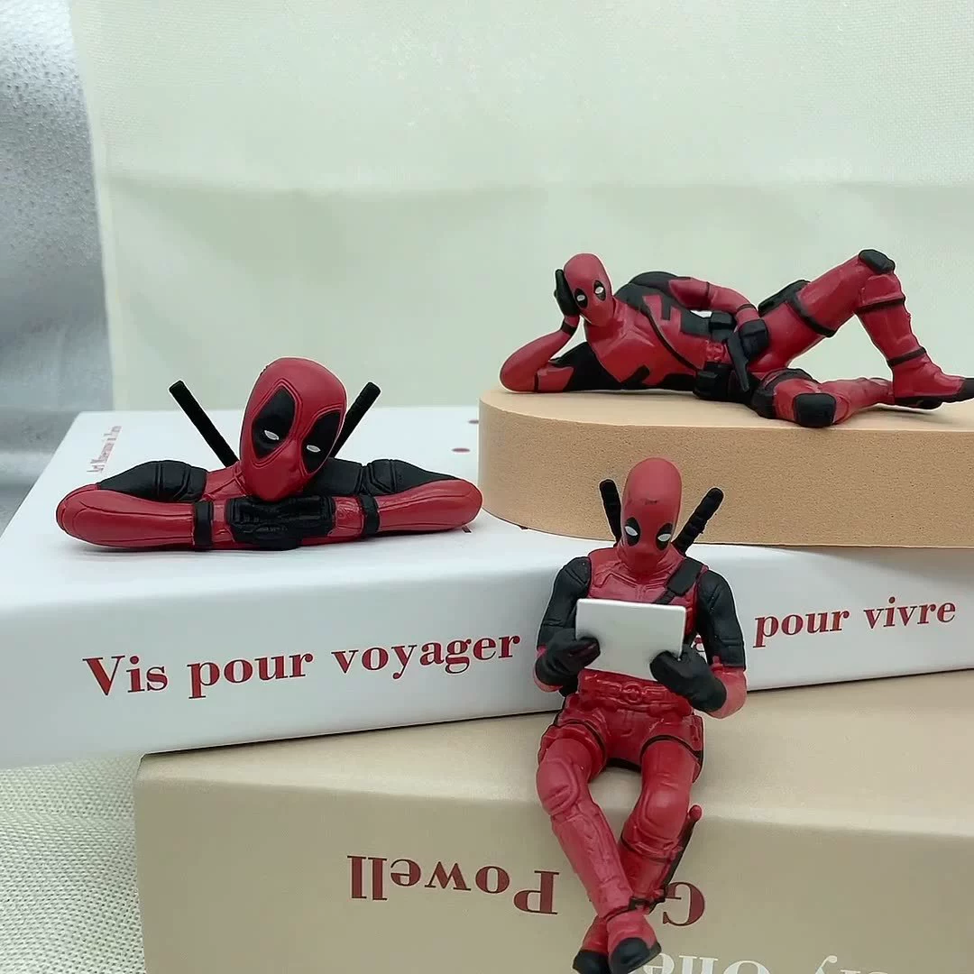 Модель Дэдпула, фигурка War Machine, лежащая в руках офисная фигурка, держащая табличку и смотрящая назад, аниме, периферийные аксессуары для домашнего офиса