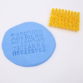 泥塑工艺品;木质工艺品;宠物周边用品