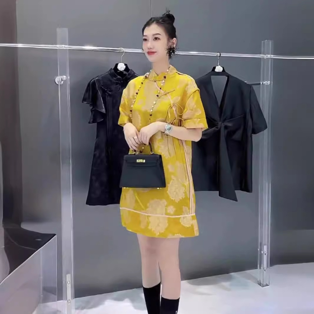 Váy sườn xám cách tân phong cách Trung Quốc mới, tay ngắn, thắt eo, dáng maxi, màu vàng — Màu vàng