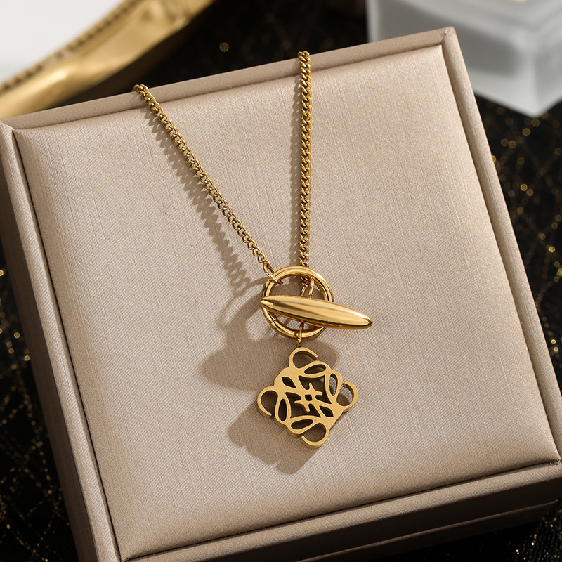 Luoyi's New Geometric Necklace, Luo Wei Square Carved Hollow Vintage Sweater Necklace