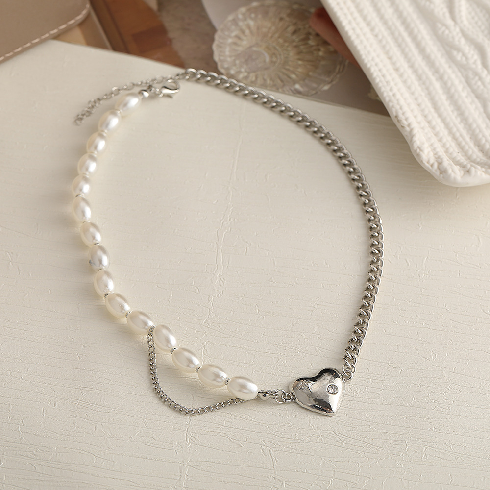 New Retro Pearl Simple Stitching Pearl Chain Heart Pendant Necklace display picture 9