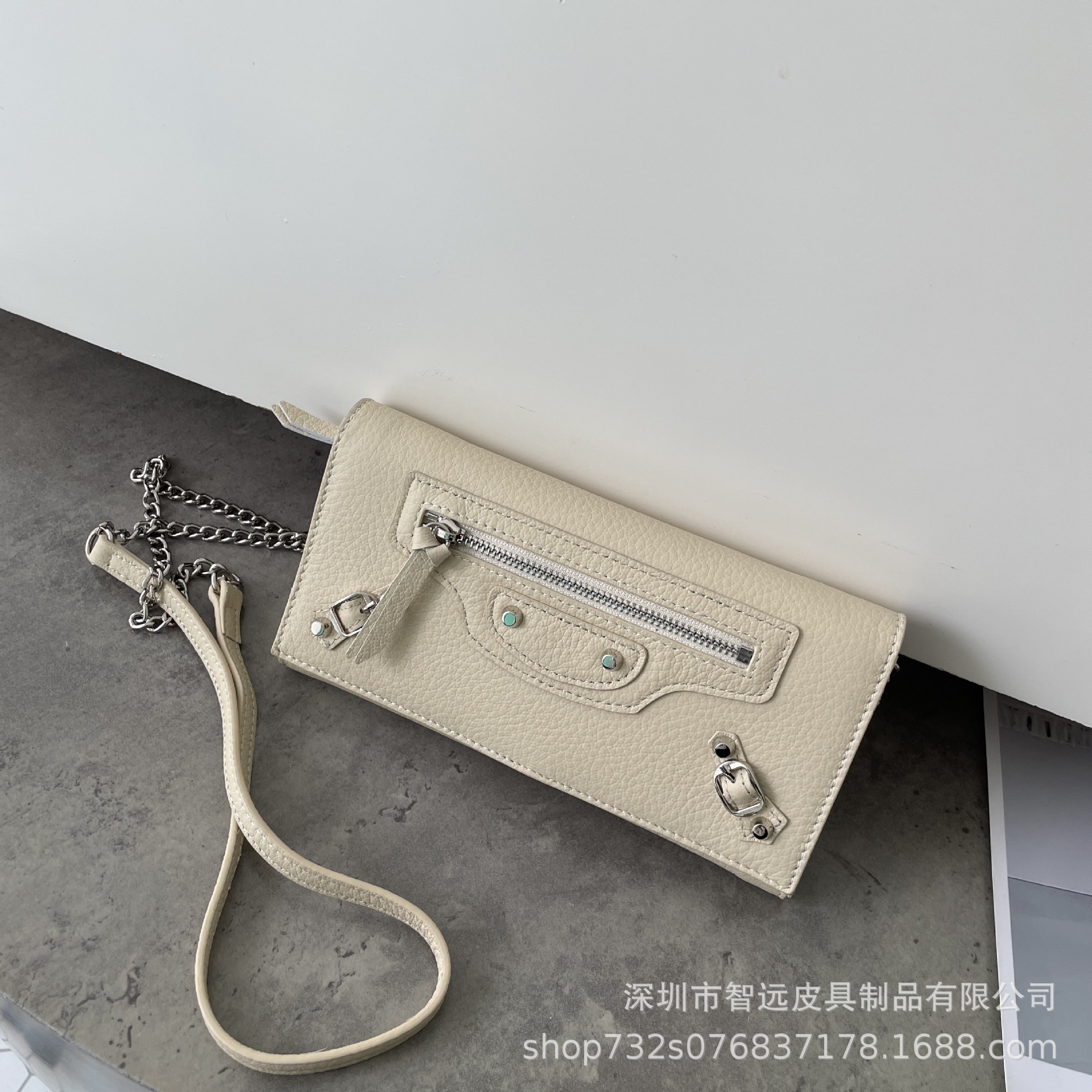 체인이 달린 화이트 밀크셰이크