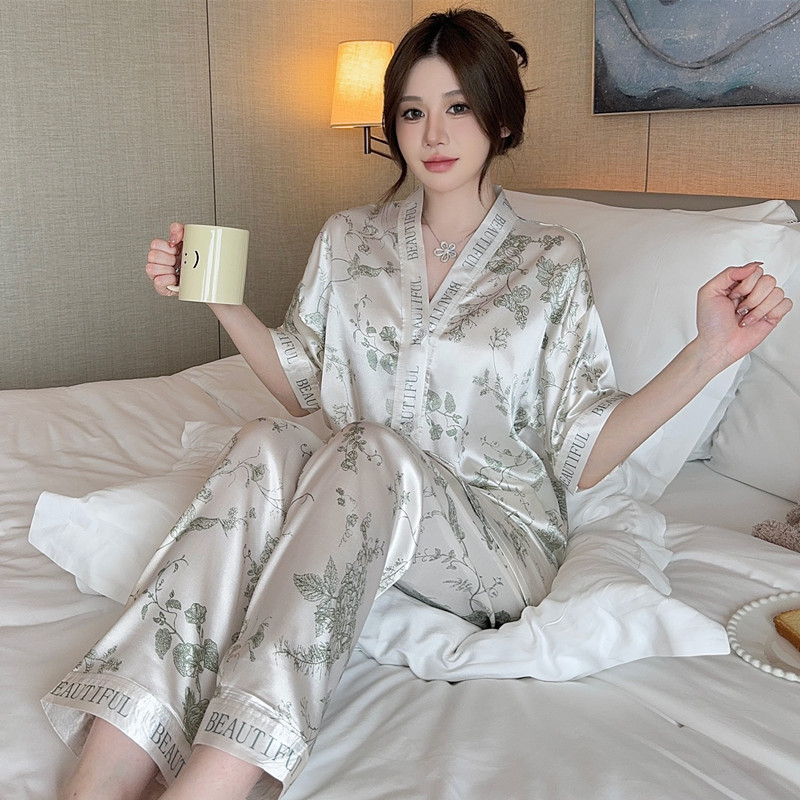 955# 짧고 긴 꽃과 녹색 잎