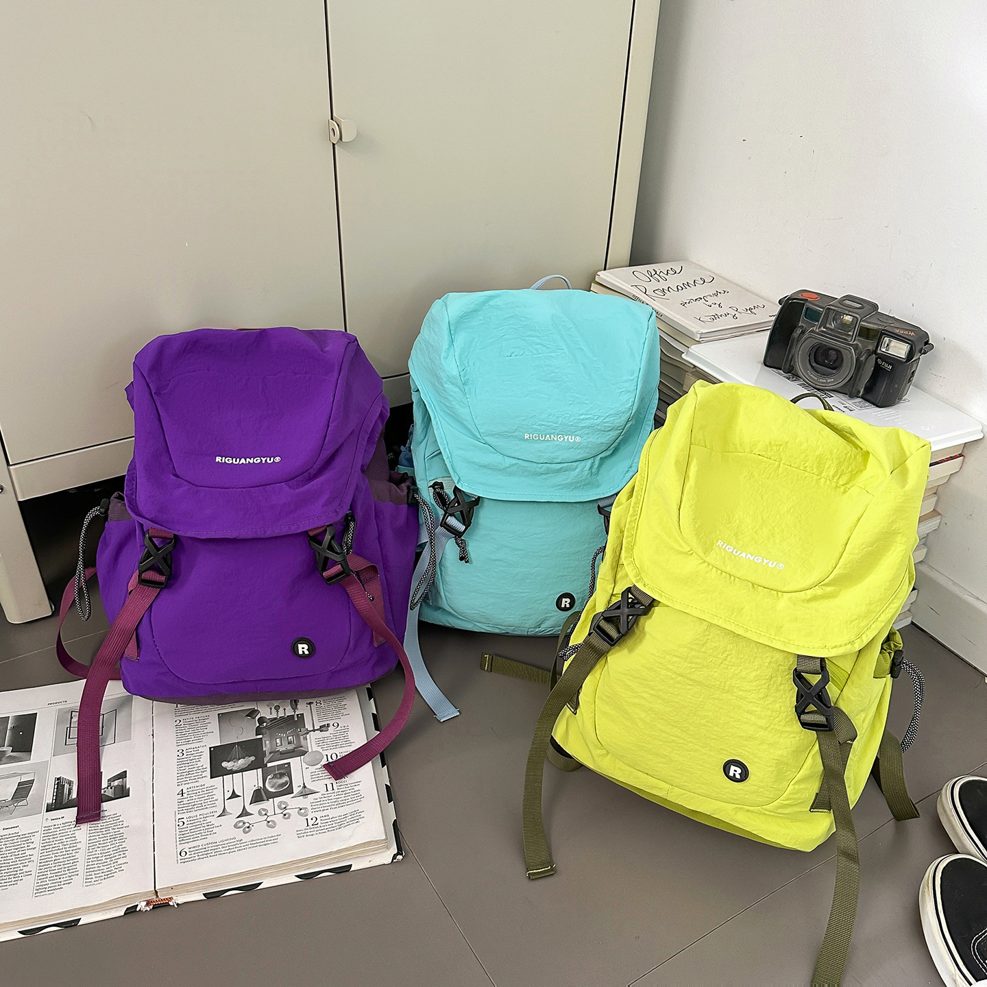 Casual, ligero y de gran capacidad, mochila de hombro para niños, mochila de estudiantes de color sólido simple, bolsa de montaña al aire libre.