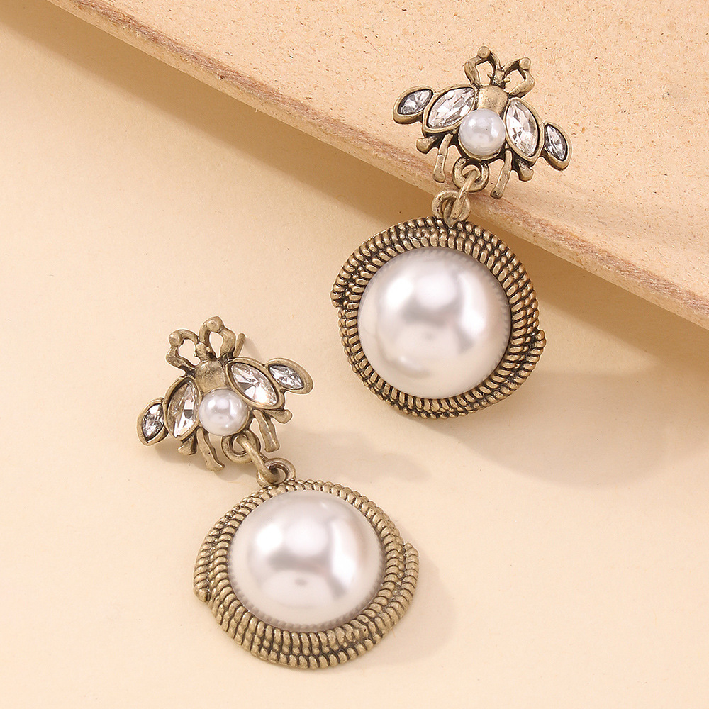 Fashion Glossy Imitation Pearl Little Bee Creative Earrings display picture 6