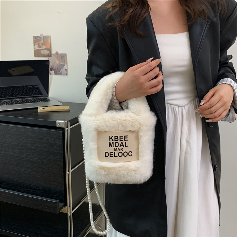 2023 New Winter, Autumn, Winter Versatile, High end, and Small Crowd Crossbody for Women Plush Bucket Chain Bag_voghion.com