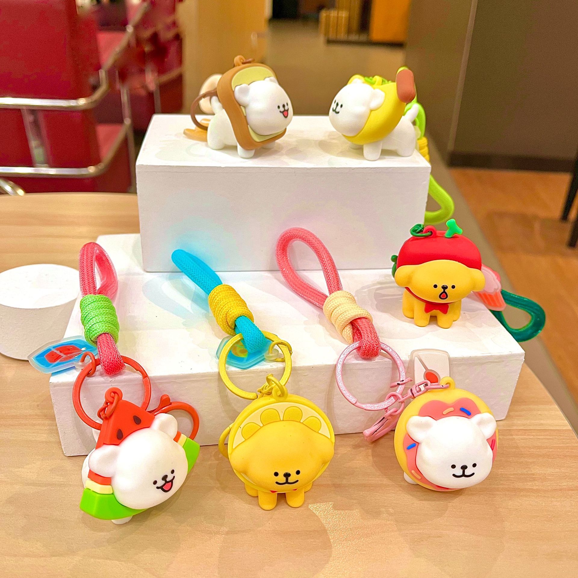 Línea de fábrica de llaveros perros en línea al por mayor postre popular cabeza cubierta de llaves de automóvil muñeca pequeña decoración de regalo