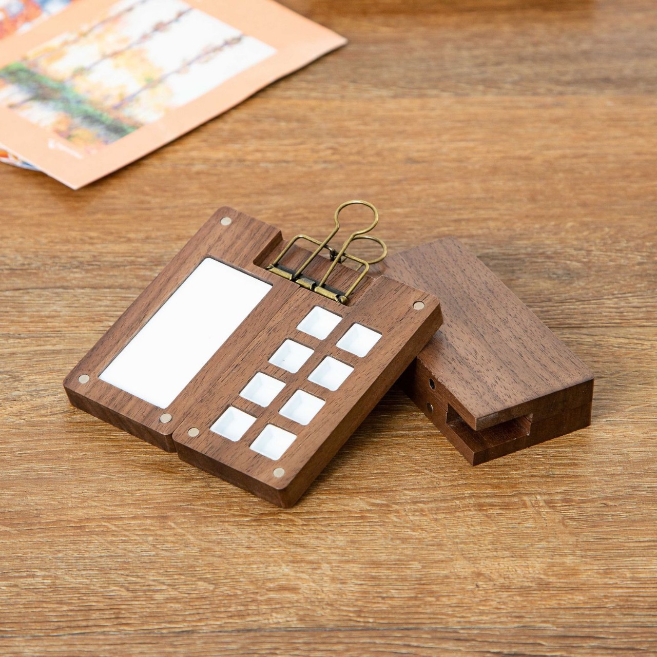 Walnut grande de 8 compartidos con clip de oro de bronce