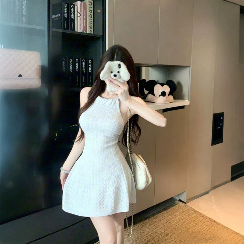 Apricot-colored cable-knit halter neck off-shoulder sleeveless dress for women, summer waist-cinching umbrella skirt, off-shoulder A-line mini dress Apricot-colored cable-knit halter neck off-shoulder sleeveless dress for women, summer waist-cinching umbrella skirt, off-shoulder A-line mini dress