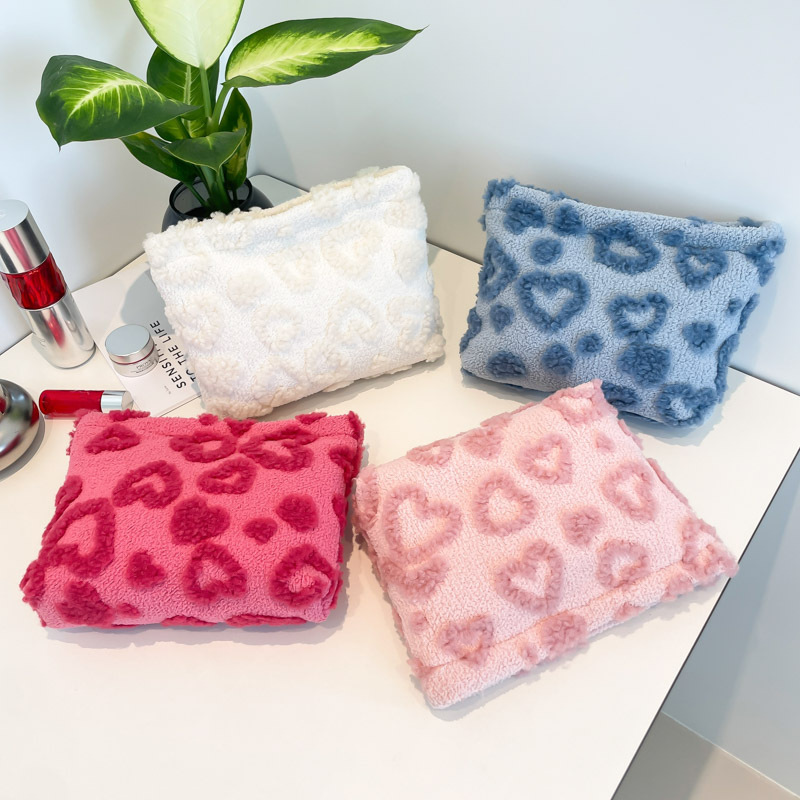 2025 nuevo estilo simple peluche fresco lindo amor alto valor facial bolsa de almacenamiento de lápiz labial casual bolsa de mano