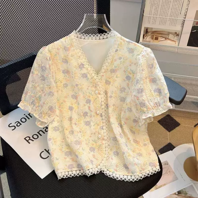 Французская летняя шифоновая рубашка с цветочным принтом для женщин, свободный и тонкий дизайн, кружевная рубашка с короткими рукавами и воротником.