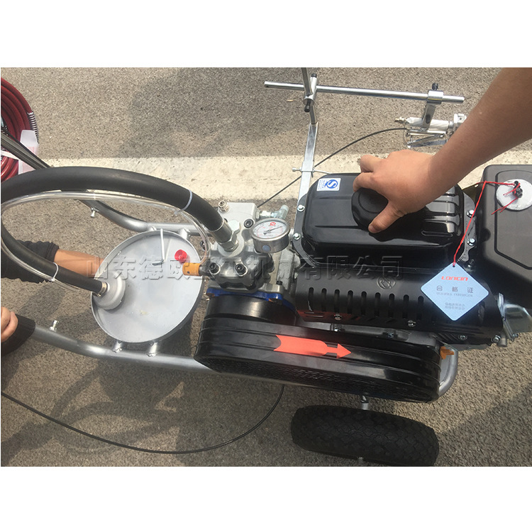 手推式马路小区道路塑胶跑道划线机 双枪冷喷标线机 冷漆画线设备