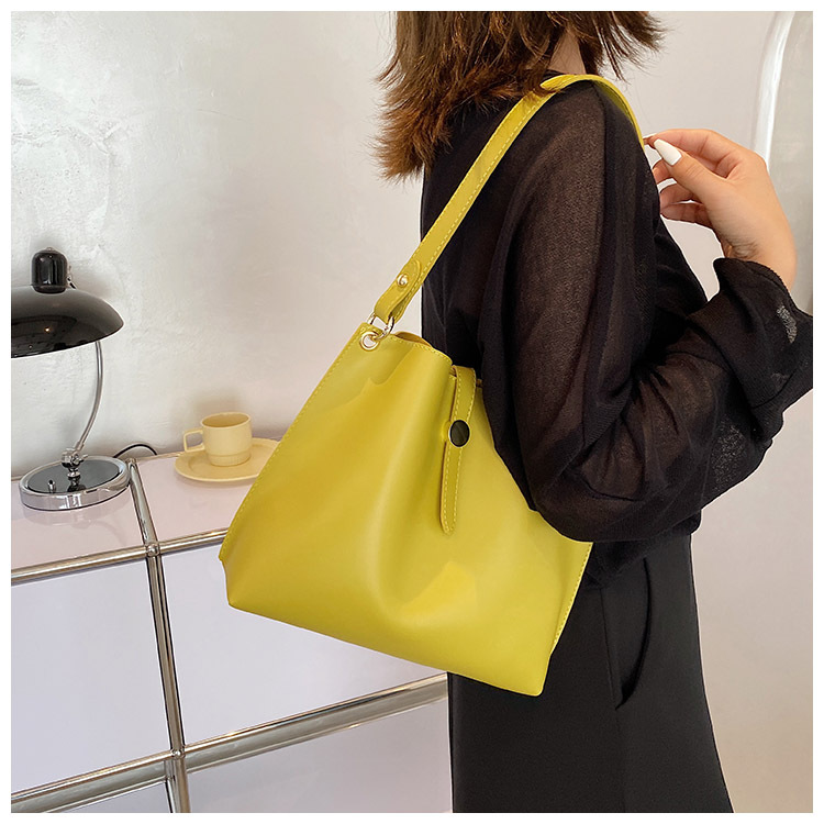 Lumière De Luxe Souple En Cuir Seau Sac Grande Capacité Totes 2021 Nouveau À La Mode Simple Épaule Messenger Sac Pour Femmes D'été display picture 10