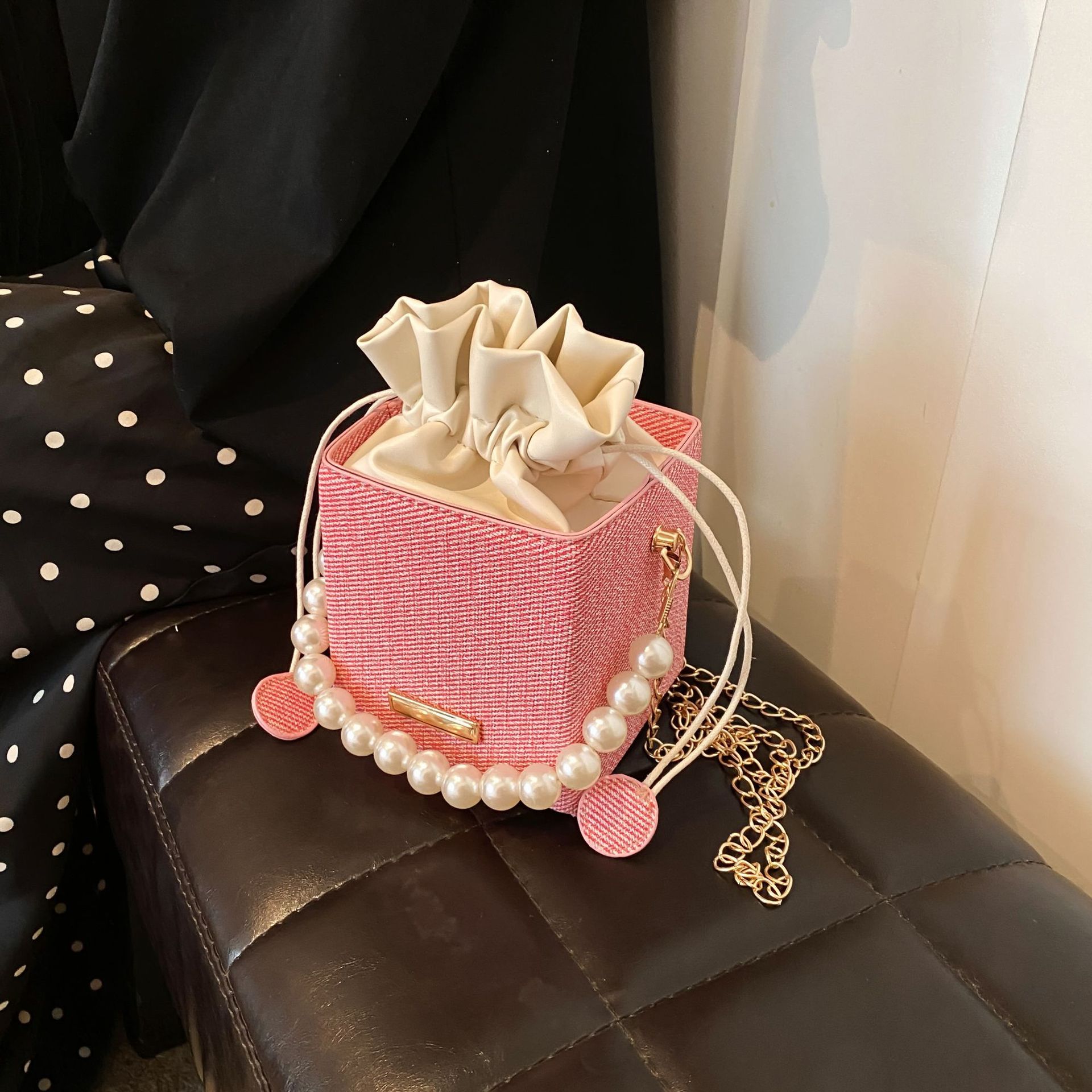 Pearl Handheld Textuur Grote Capaciteit Dames 2024 Zomer Nieuwe Stijl Elegante Persoonlijkheid Mode Ketting Crossbody Box Tas_voghion.com