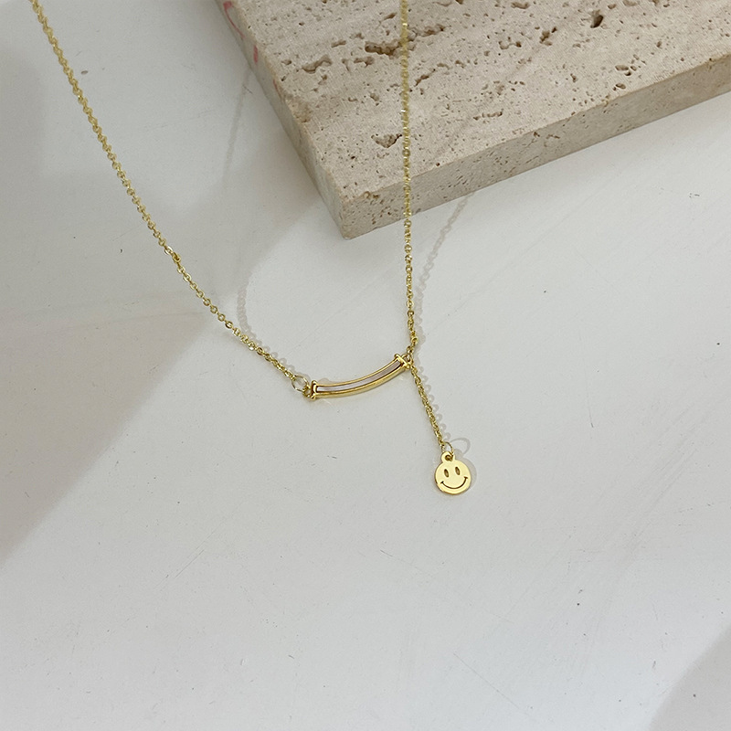 Early Spring Sunny Weather, Sun Qian's Same Style Shell Smiley Face Necklace, Light Luxury Niche Design, High-End Elegant Sweater Collarbone Chain Early Spring Sunny Weather, Sun Qian's Same Style Shell Smiley Face Necklace, Light Luxury Niche Design, High-End Elegant Sweater Collarbone Chain